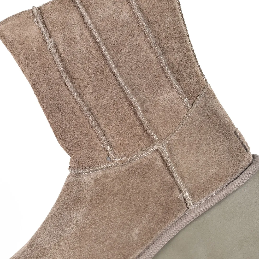 Pick up locally 💰700 Core recommended good price It is a very suitable choice for home furnishings. In the new year, uug launched a series of styles, which are partial to the preferences of young consumers and have also moved to the forefront of fashion trends. Shoe body material: water-repellent coated suede upper, 17 mm UGGPURE™ implantable wool insole, lightweight non-slip and comfortable rubber outsole, with brand LOGO and trademark, with full packaging Size: 35 36 37 38 39 40